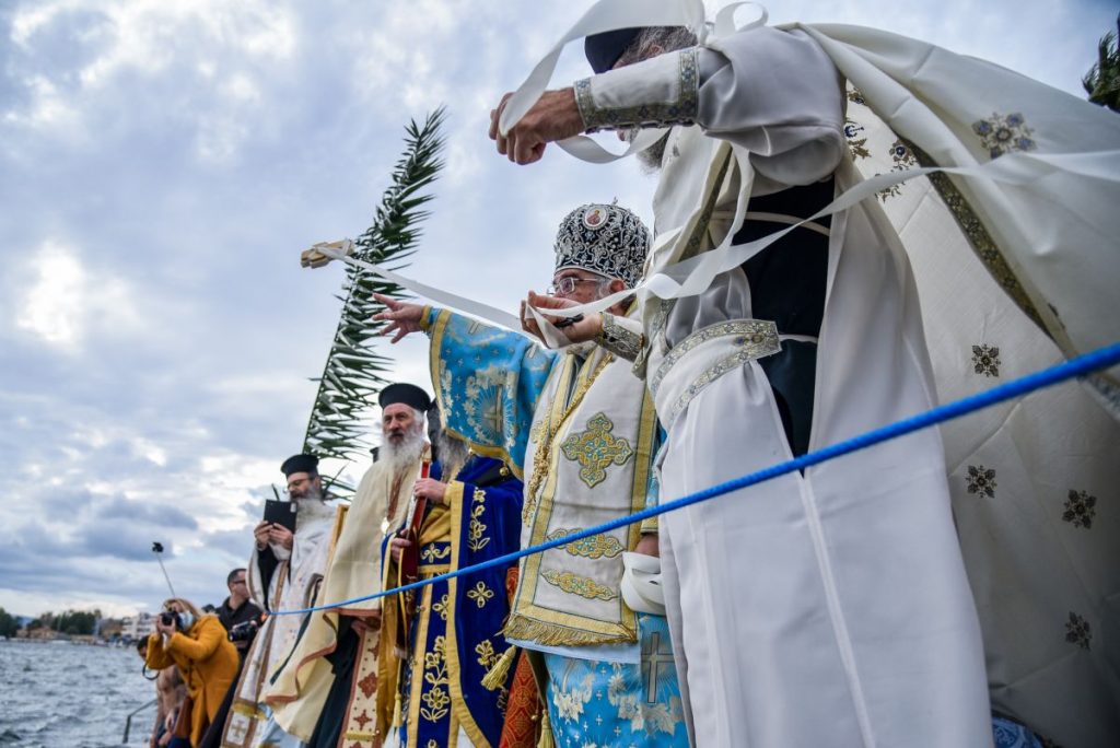 Θεοφάνεια: Πιάστηκαν στα χέρια στα Τρίκαλα για τον Σταυρό