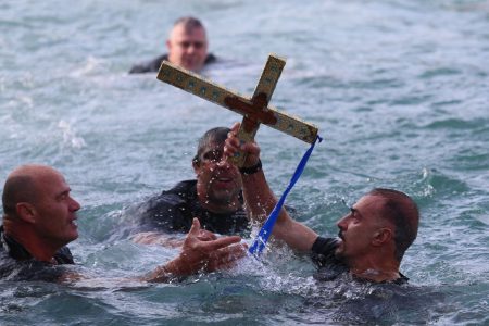 Θεοφάνεια: Βατραχάνθρωποι έπιασαν τον Σταυρό στον Πειραιά