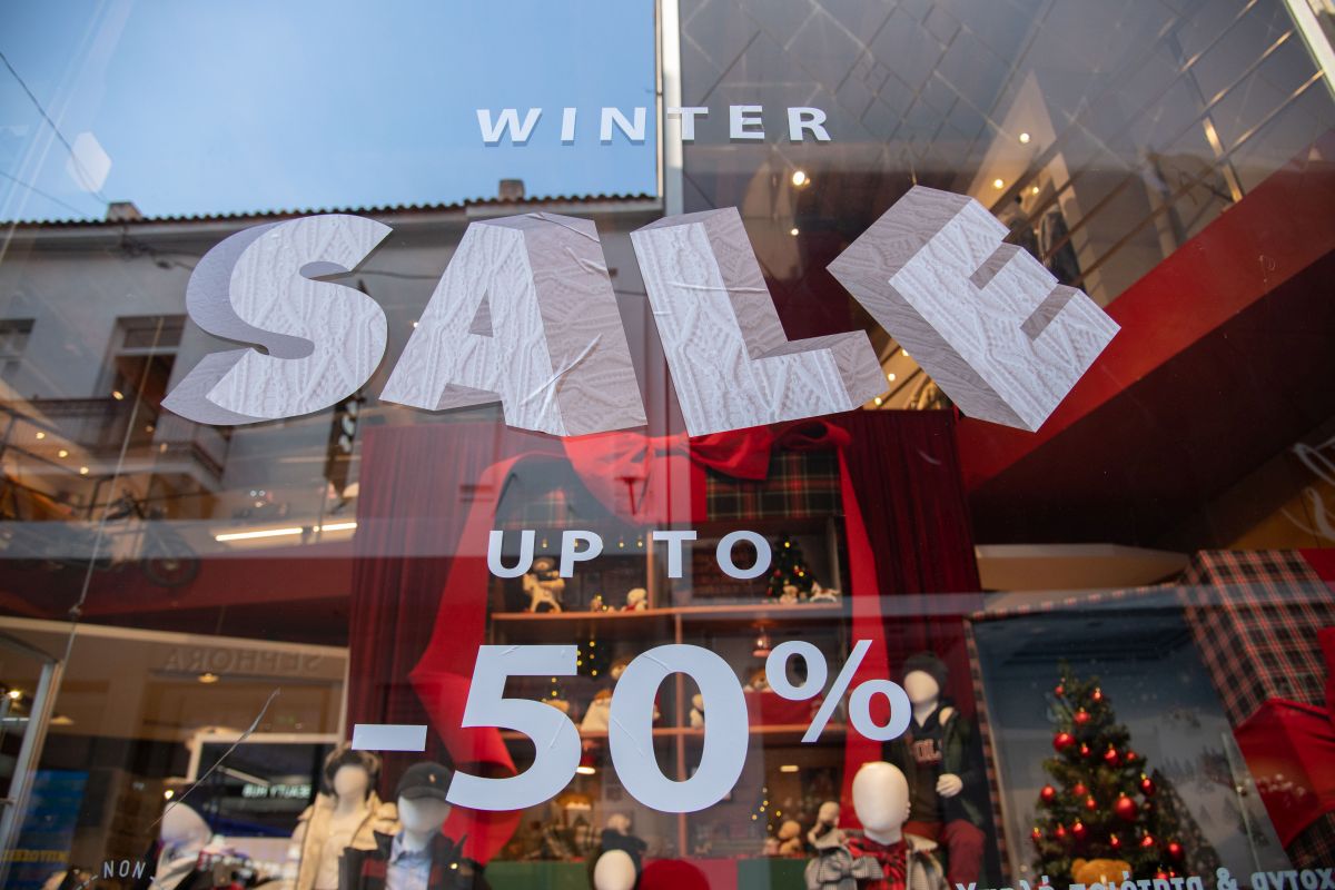 Χειμερινές εκπτώσεις: Πρεμιέρα αύριο 8/1 – Ποιες Κυριακές θα είναι ανοιχτά τα καταστήματα