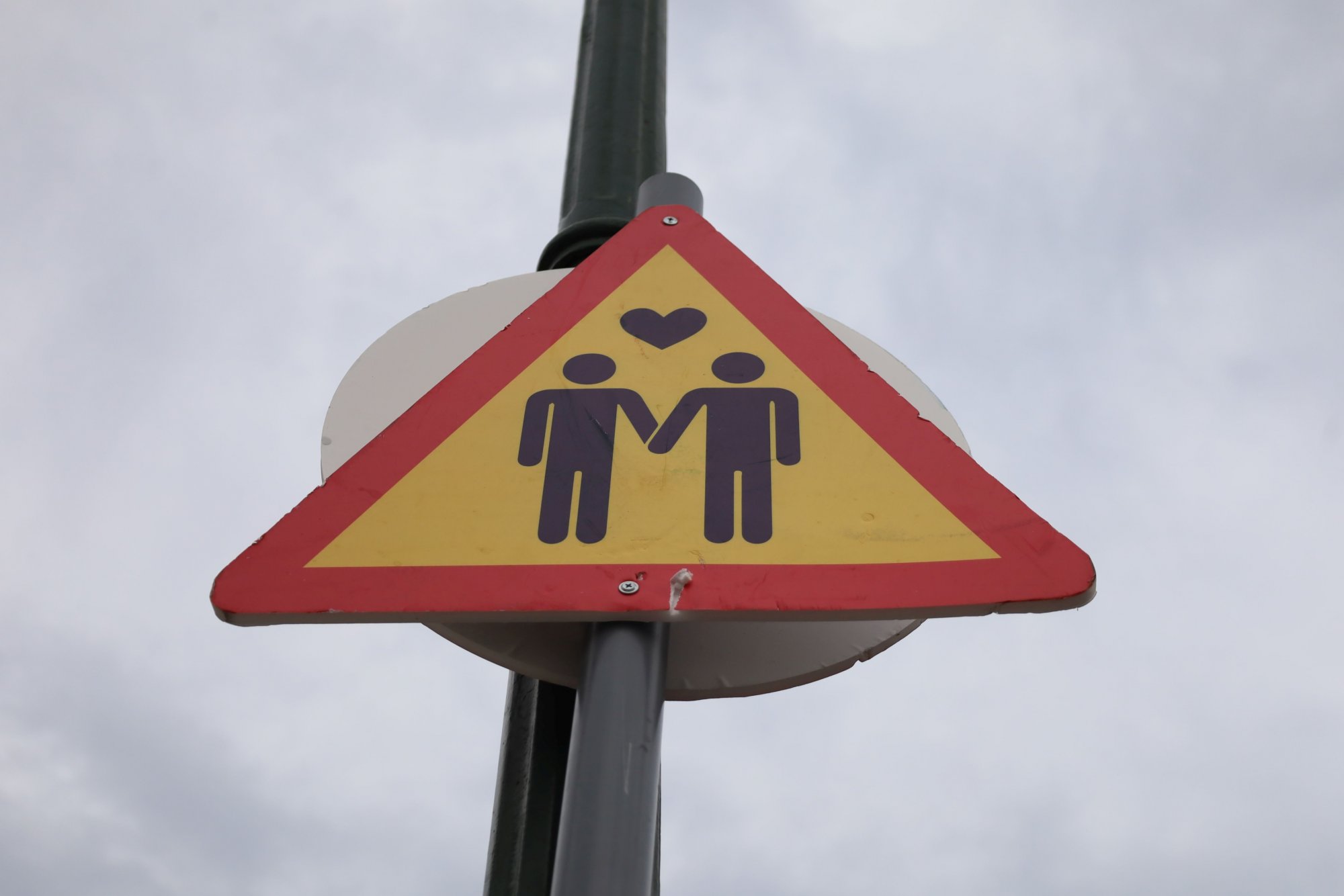 Δεν της πέφτει λόγος της κοινωνίας