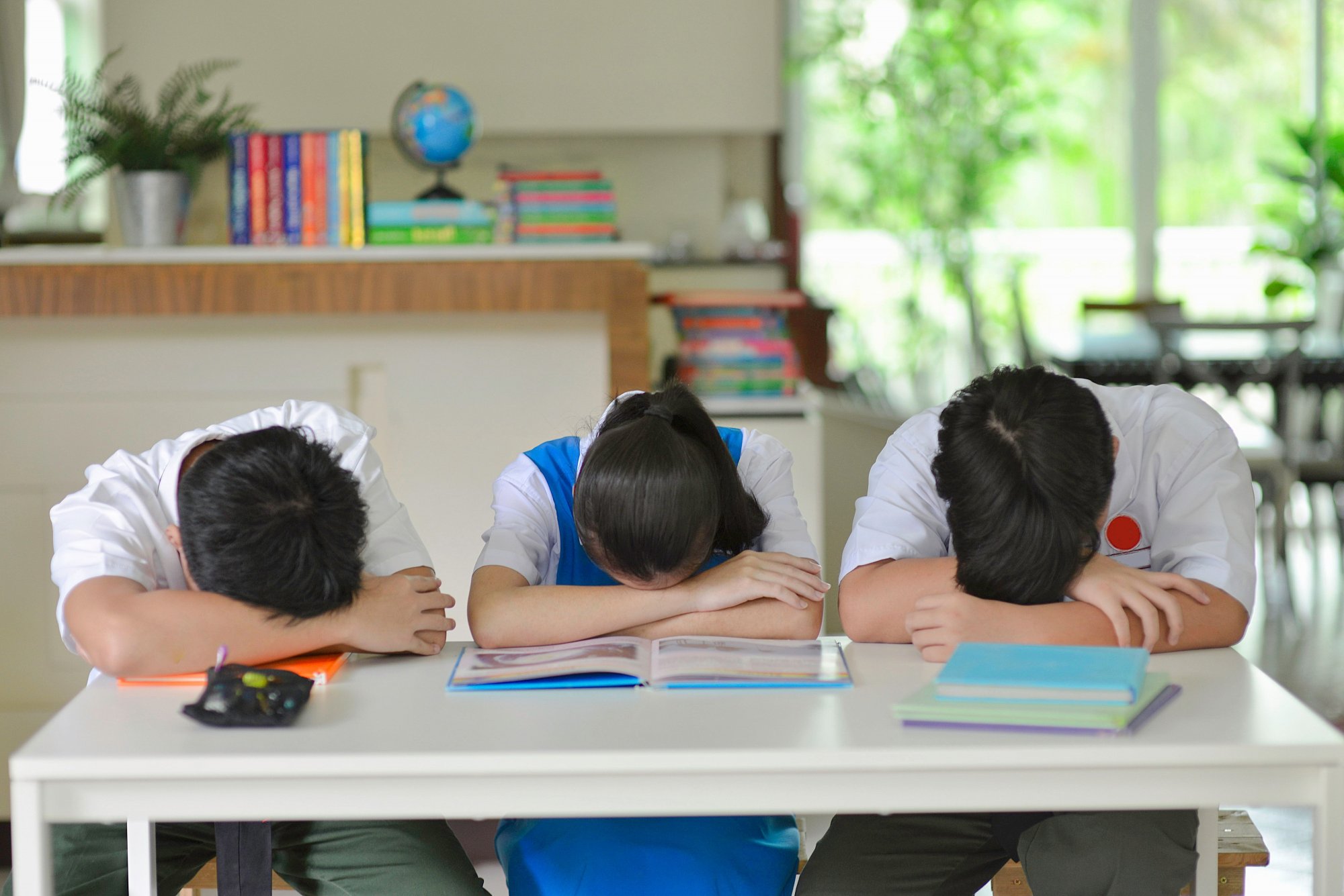 Ερευνα: Πώς η COVID «γερνά» πρόωρα τον εγκέφαλο των εφήβων