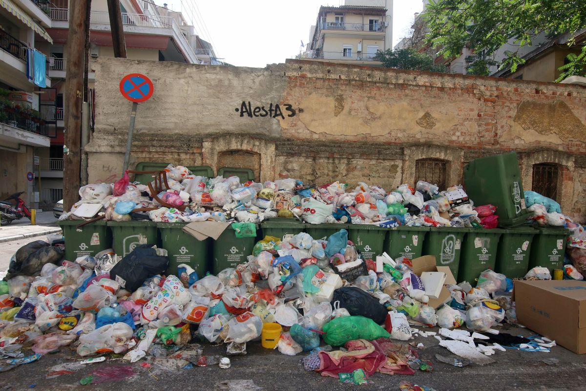 Θεσσαλονίκη: Παρέμβαση εισαγγελέα για τα σκουπίδια που ξεχειλίζουν από τους κάδους