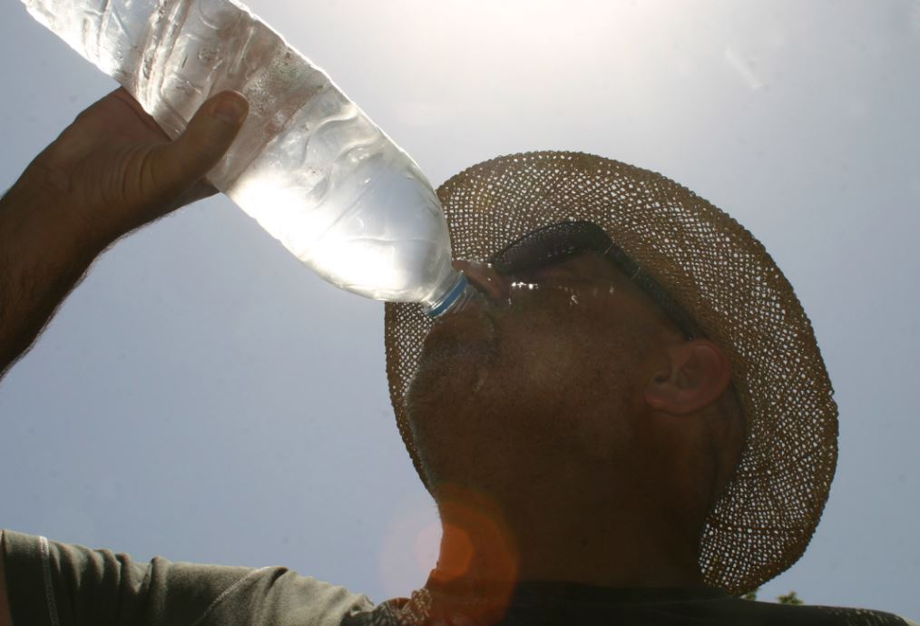 Χιλιάδες μικροπλαστικά στο εμφιαλωμένο νερό – Πώς φτάνουν σε καρδιά, εγκέφαλο