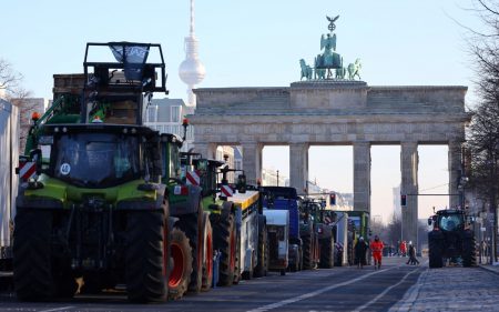 Γερμανία: Παραμένουν στους δρόμους οι αγρότες – Απεργία και στα τρένα