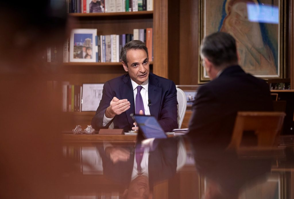 Ομόφυλα ζευγάρια: Το «ναι» Μητσοτάκη στον γάμο, το «όχι» στην παρένθετη μητέρα