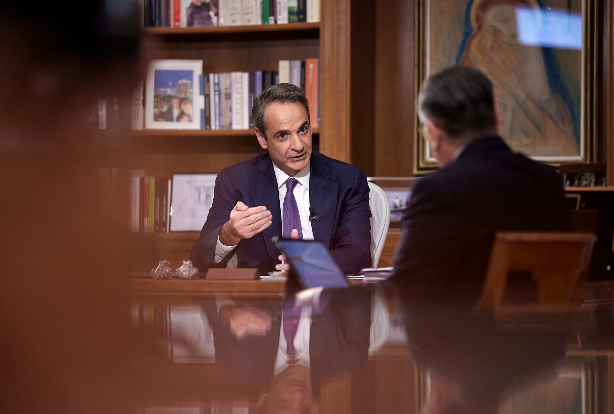 Ομόφυλα ζευγάρια: Το «ναι» Μητσοτάκη στον γάμο, το «όχι» στην παρένθετη μητέρα