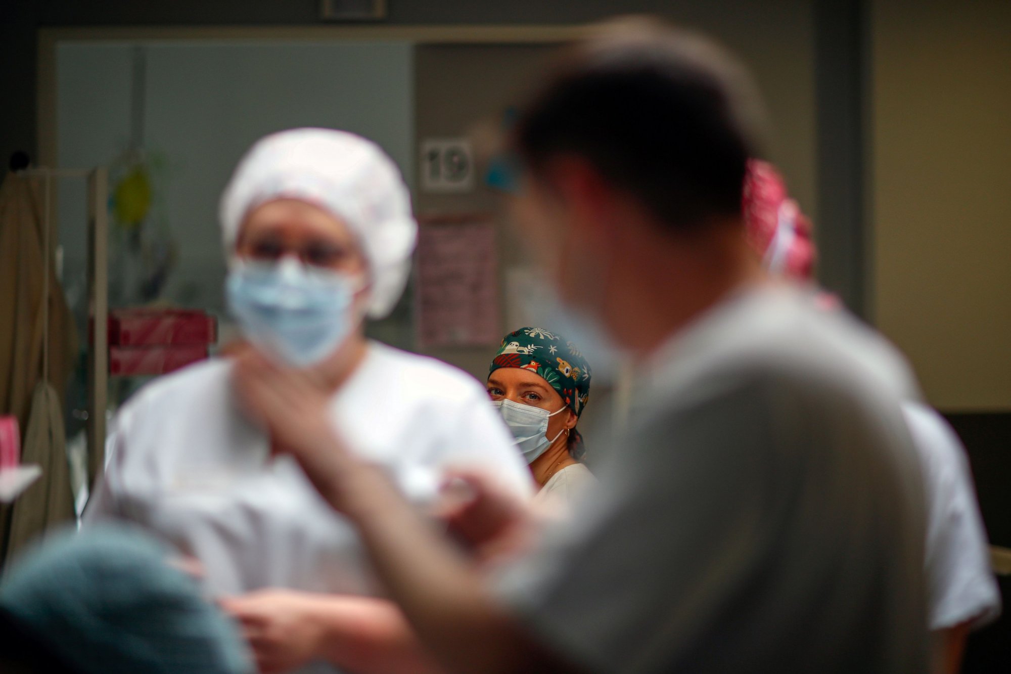 COVID: 93 θάνατοι σε μία εβδομάδα και αύξηση στις εισαγωγές