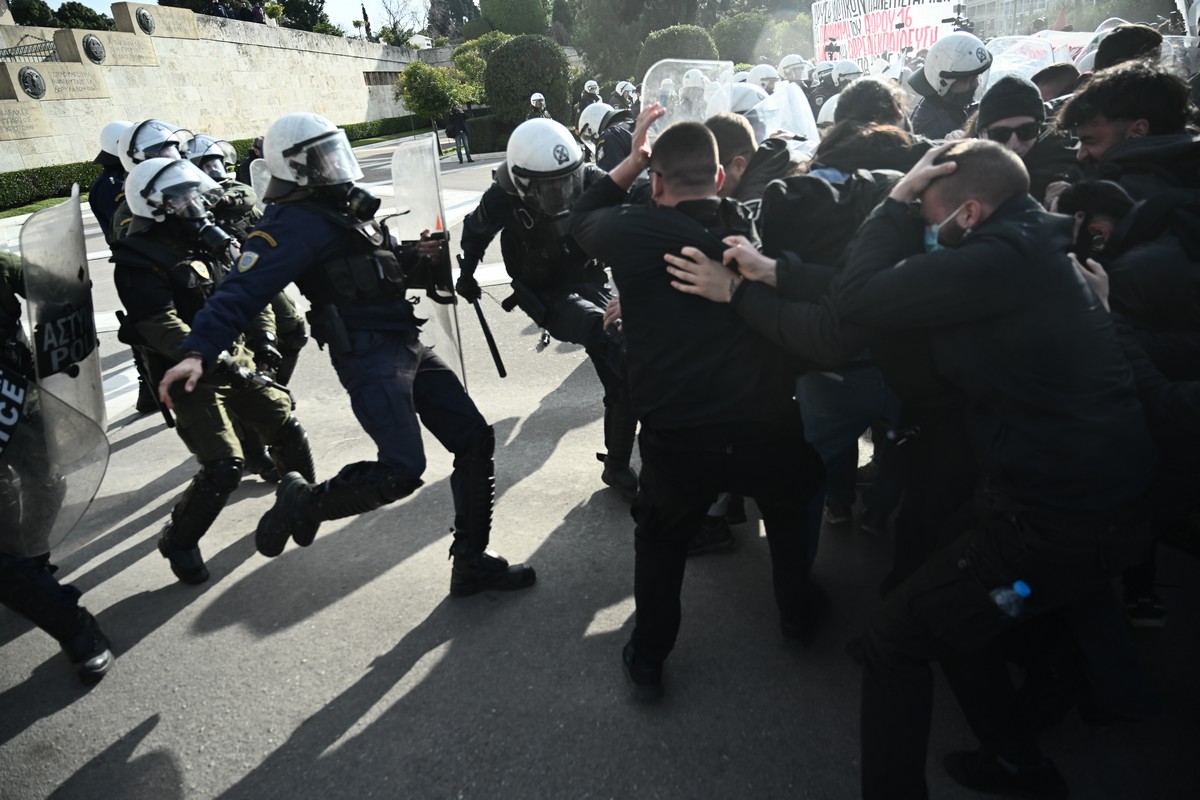 Πανεκπαιδευτικό συλλαλητήριο: Ένταση στην πορεία ανάμεσα σε φοιτητές και ΜΑΤ – Δείτε εικόνες