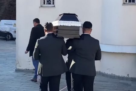 Θεσσαλονίκη: Θρήνος στην κηδεία της 41χρονης – Στο τελευταίο «αντίο» και η 13χρονη κόρη της