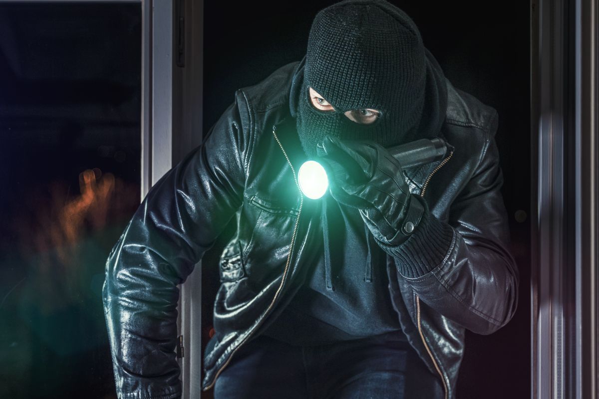 Βάρη: Έδεσαν και λήστεψαν ηλικιωμένο ζευγάρι – Τους πήραν 30.000 ευρώ