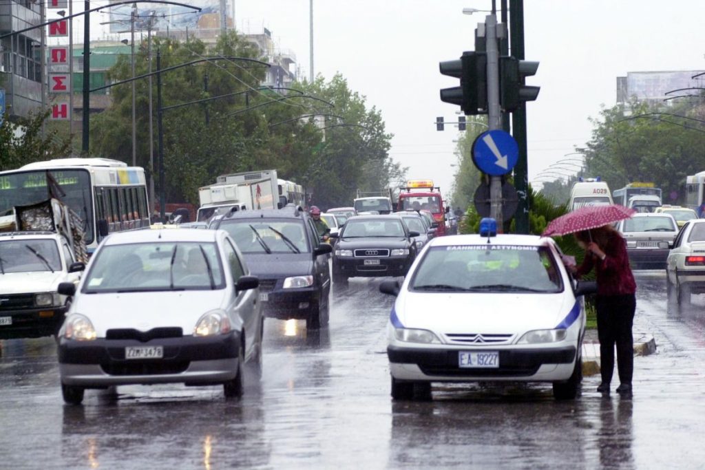 Κίνηση: Μποτιλιάρισμα λόγω της βροχής