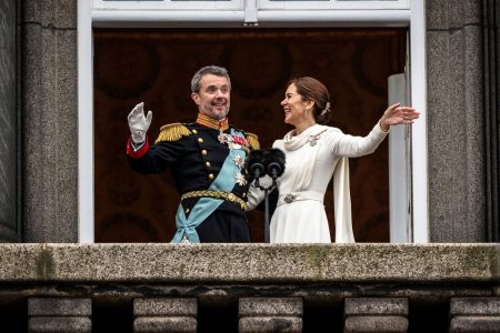 Δανία: Η ενθρόνιση του νέου βασιλιά και το φιλί διάψευσης χωρισμού