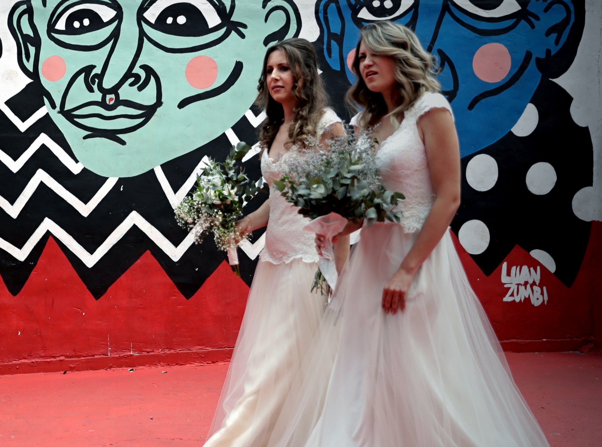 Κουφέτα, κοκόρια και κορδόνια