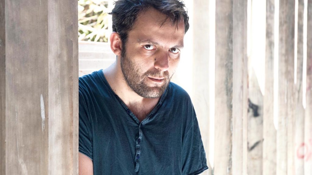 Αύγουστος Κορτώ: Το Facebook κατέβασε φωτογραφία που φιλά τον σύζυγό του. Το μήνυμά του