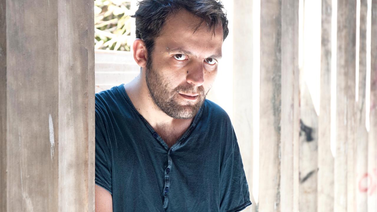 Αύγουστος Κορτώ: Το Facebook κατέβασε φωτογραφία που φιλά τον σύζυγό του. Το μήνυμά του