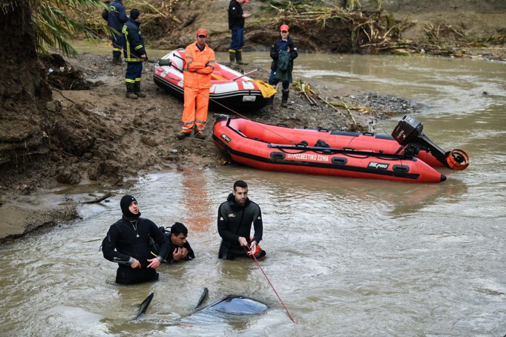 Ηλεία: Αγνοείται ο 45χρονος οδηγός, 15 λεπτά καλούσαν σε βοήθεια – «Τους φωνάζαμε να φύγουν»
