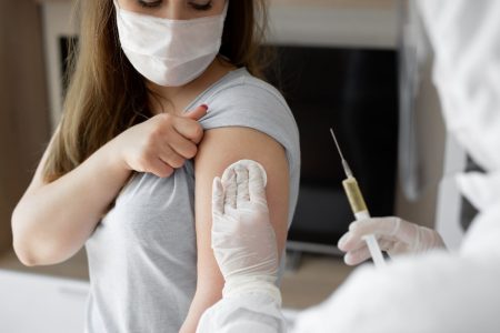 Πανελλήνιος Ιατρικός Σύλλογος: Όχι στον εμβολιασμό κατά του covid στα φαρμακεία
