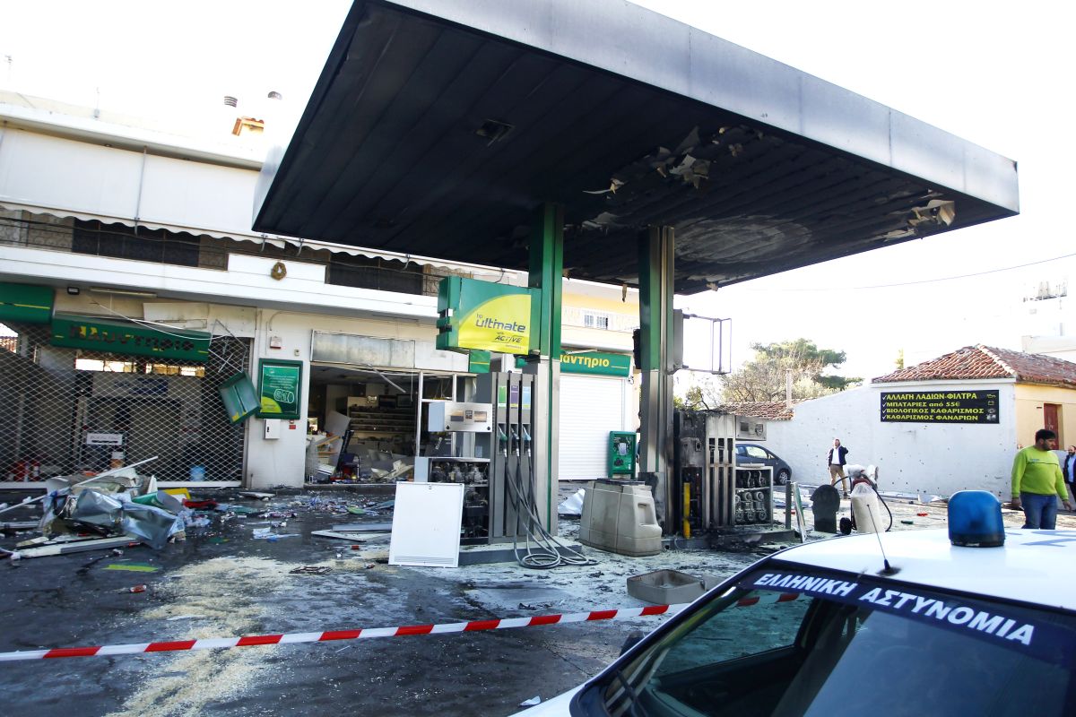 Βούλα: Αυτοκίνητο έπεσε σε βενζινάδικο, δεν σημειώθηκε έκρηξη