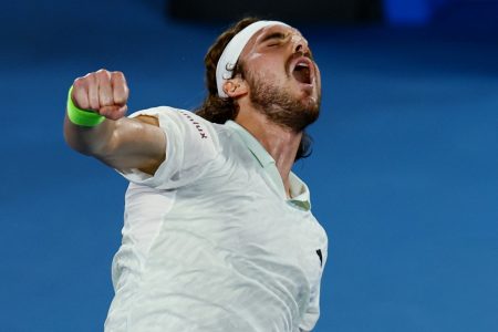 Τσιτσιπάς: Νίκησε με ανατροπή τον Τόπσον, πέρασε στον 3ο γύρο του Australian Open