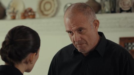 «Η Γη της Ελιάς»: Ο Φίλιππος βλέπει στον δρόμο τη Βασιλική με τον Μιλτιάδη