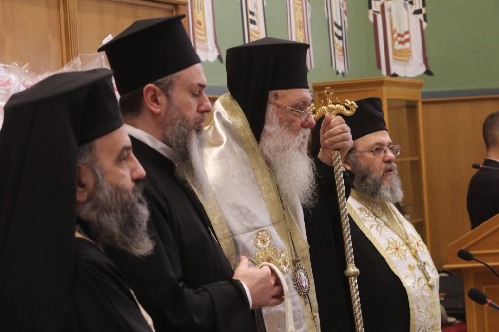 Ομόφυλα ζευγάρια: Έκτακτη σύγκληση της Ιεράς Συνόδου