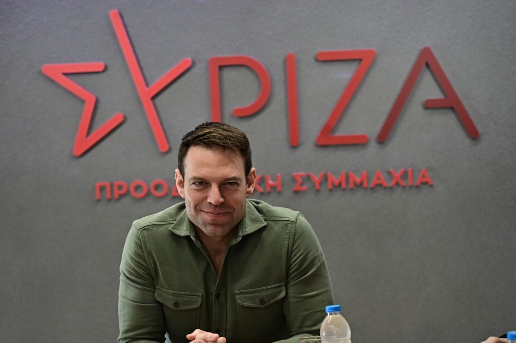 Ο ΣΥΡΙΖΑ στο δρόμο προς τις Σπέτσες – Τα PowerPoint, οι ενστάσεις, τα αυτογκόλ και το δημοσκοπικό άγχος