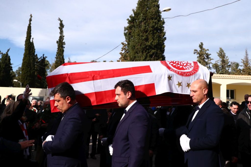 Τελευταίο αντίο στον Γιώργο Δαρίβα – Τυλιγμένο με την ερυθρόλευκη το φέρετρο