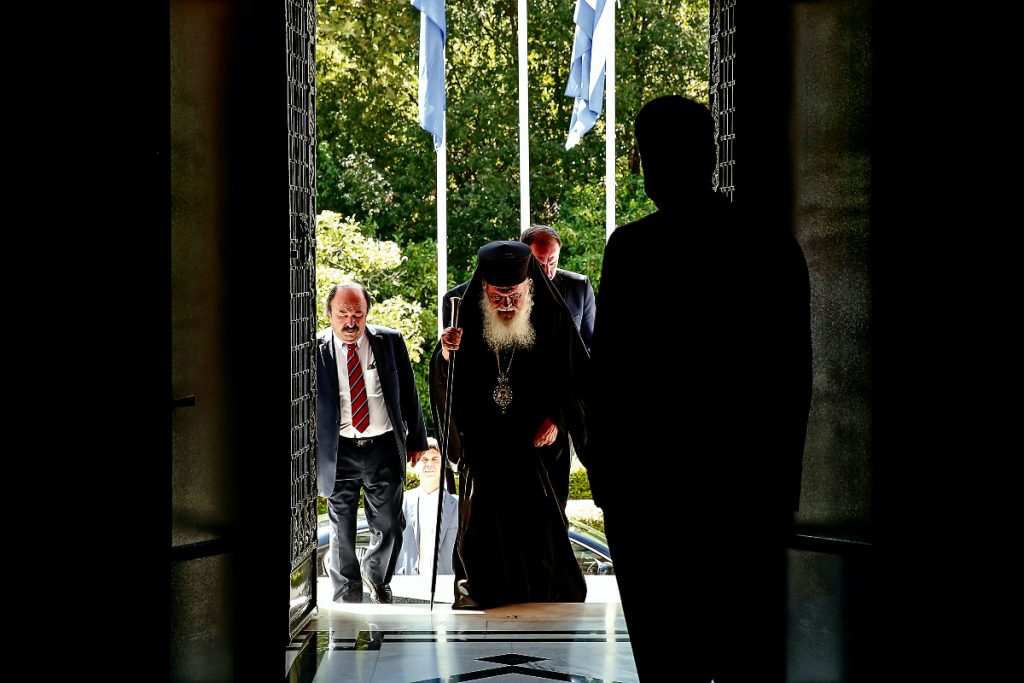 Γάμος ομόφυλων ζευγαριών: Η κρίσιμη Τρίτη, οι «σκληροί ιεράρχες» και η γραμμή άμυνας του Μαξίμου