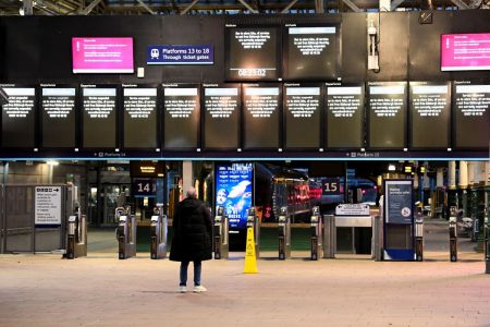 Βρετανία: Προβλήματα σε τρένα και αεροπλάνα από την καταιγίδα Isha