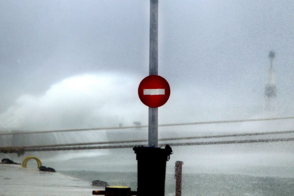 Απαγορευτικό απόπλου: Δεμένα τα πλοία, οι άνεμοι φτάνουν τα 10 μποφόρ