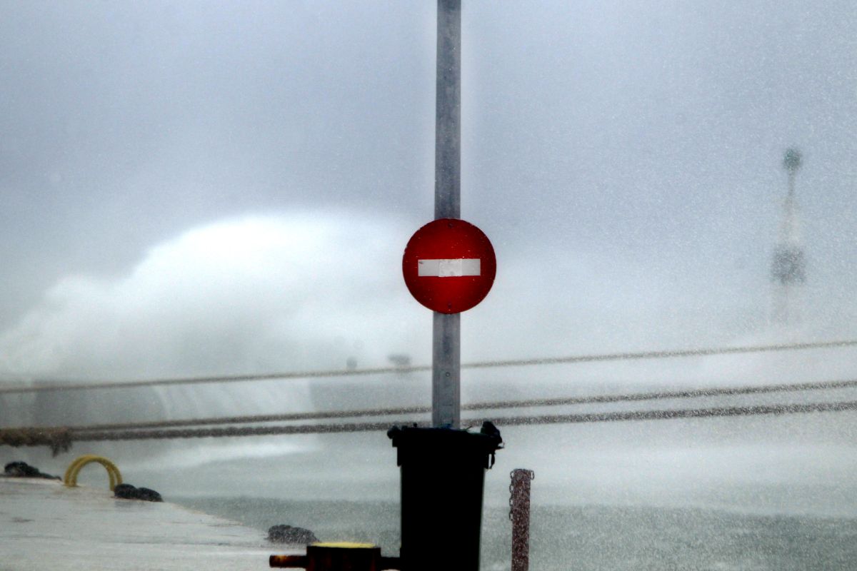 Απαγορευτικό απόπλου: Δεμένα τα πλοία, οι άνεμοι φτάνουν τα 10 μποφόρ
