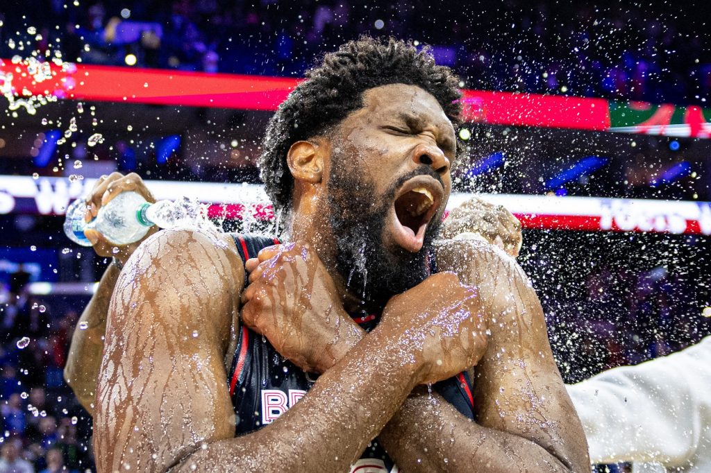 NBA: Ο Joel Embiid πέτυχε 70 πόντους κι ας κόλλησε στην κίνηση