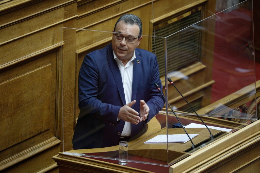 Φάμελλος – Επιστολική ψήφος: Η κυβέρνηση δυναμιτίζει τη συζήτηση του νομοσχεδίου