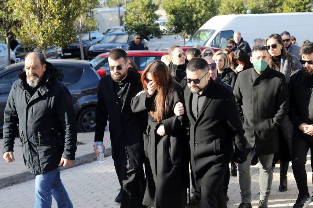 Κηδεύεται ο τραγουδιστής Χάρης Κωστόπουλος – Παρούσα η οικογένεια του Βασίλη Καρρά