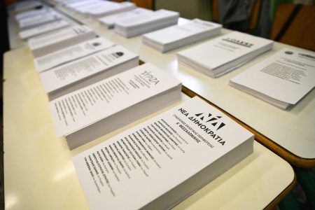 Δημοσκόπηση Marc: Στο 39% η ΝΔ – Θετικό το 57,8% στον γάμο ομοφύλων