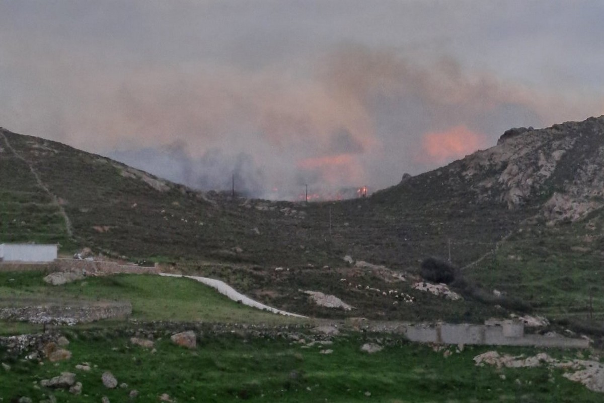 Φωτιά στο ΧΥΤΑ της Νάξου – Προσπάθειες να περιοριστεί