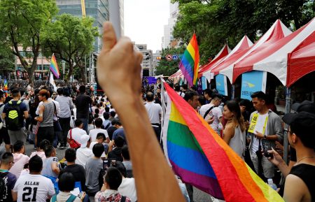 «Εμπεδώνεται η ισότητα» – Σε δημόσια διαβούλευση το νομοσχέδιο για τα ομόφυλα ζευγάρια