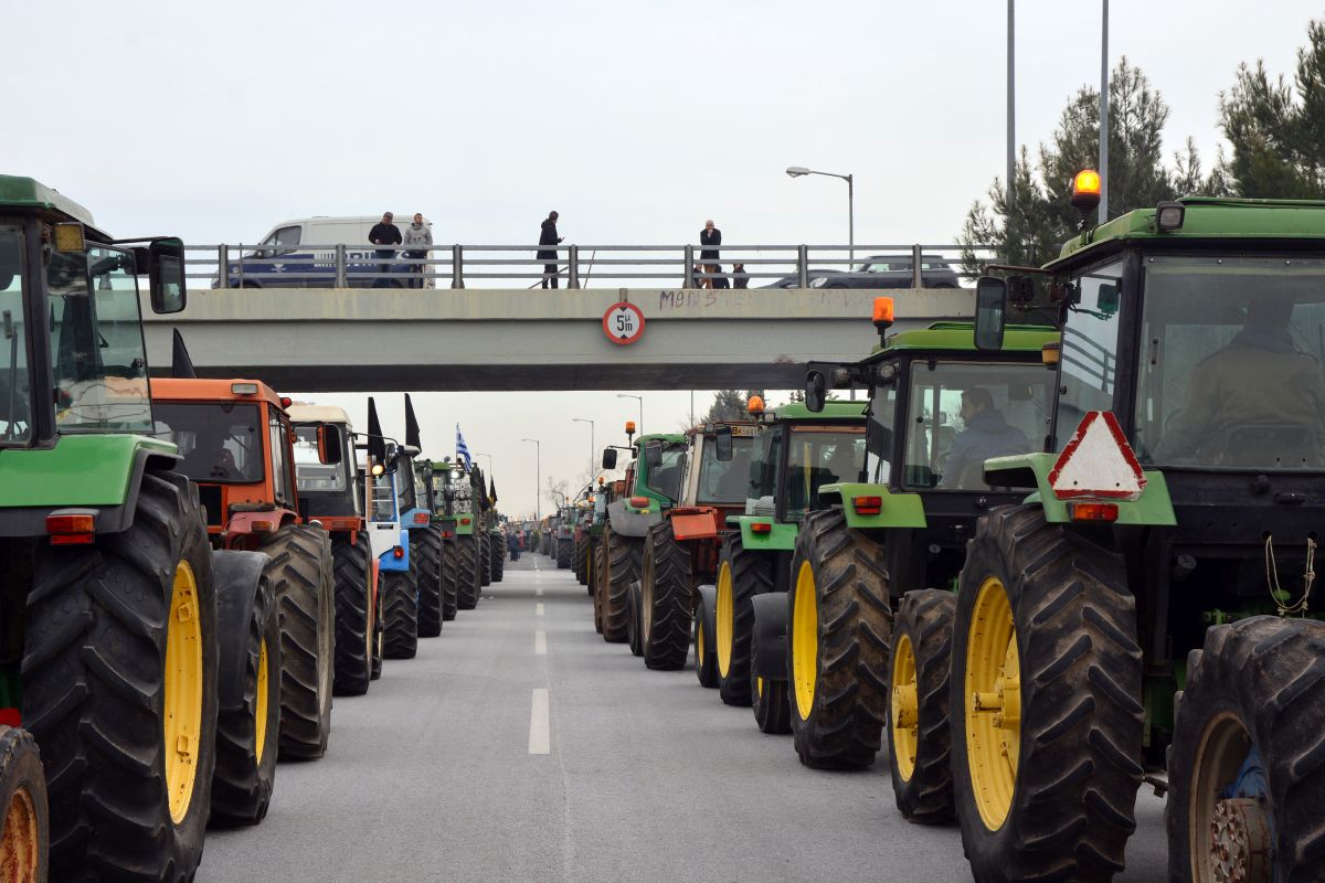 Στους δρόμους με τα τρακτέρ οι αγρότες – Πού θα στηθούν μπλόκα