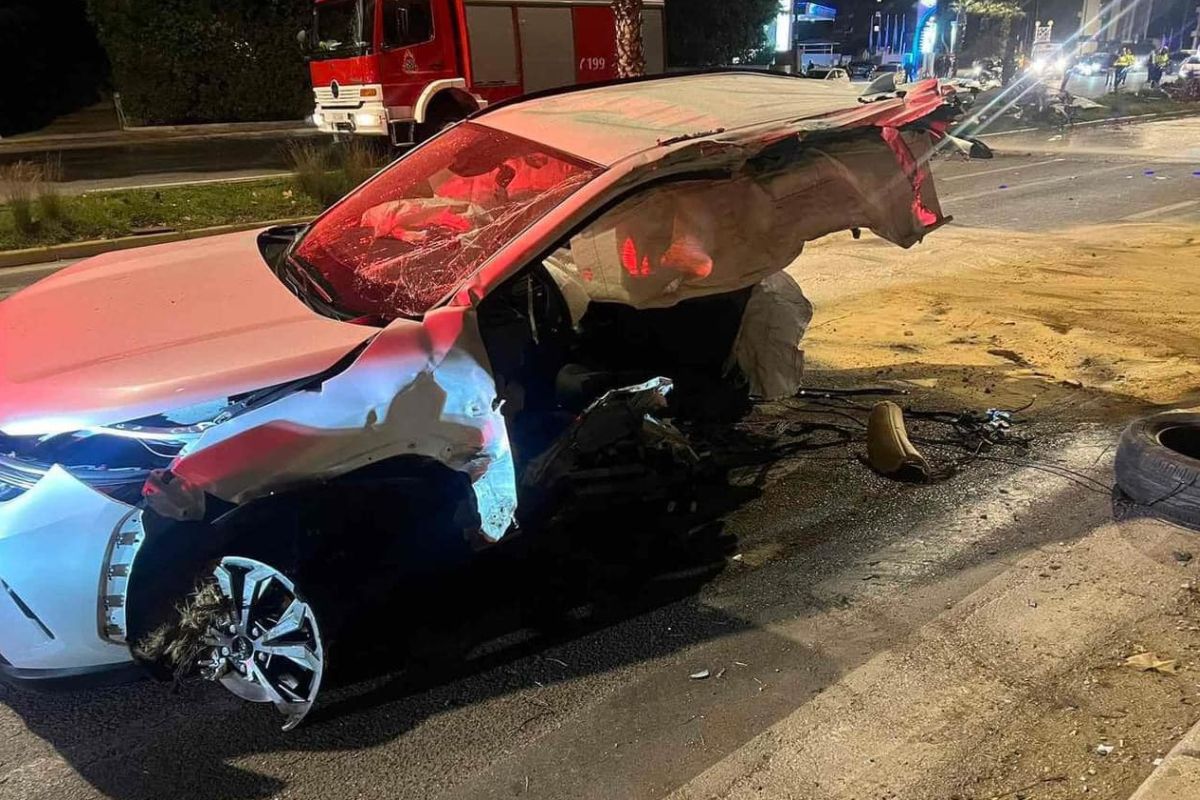 Σοκαριστικές εικόνες από το δυστύχημα στη Βουλιαγμένης: Κόπηκε στα δύο το αυτοκίνητο