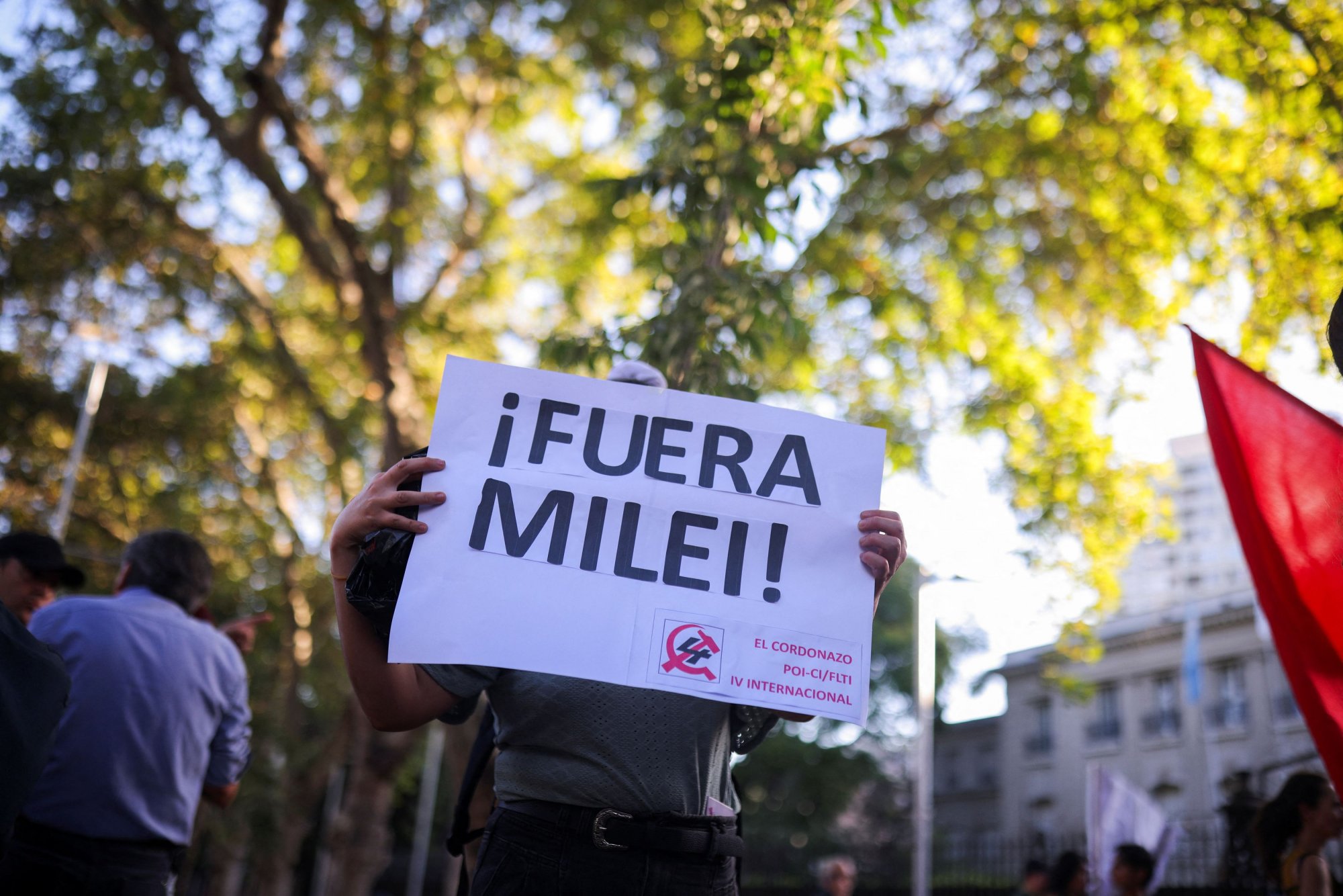 Αργεντινή: Κινητοποιήσεις για τα μέτρα του Μιλέι – «Η πατρίδα δεν πωλείται»