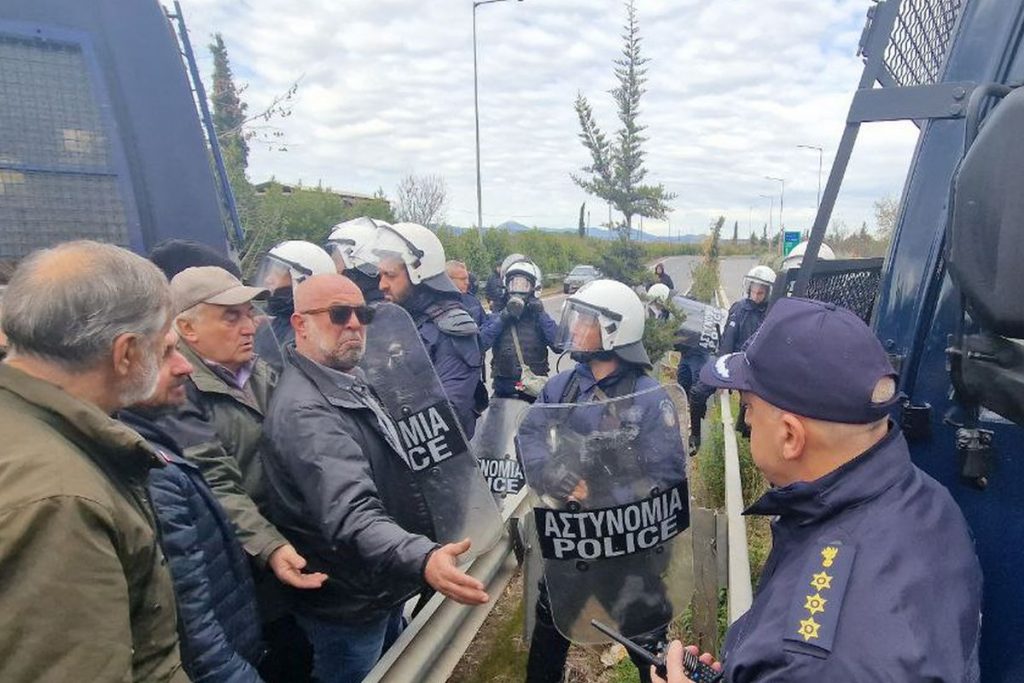 Ένταση ΜΑΤ και αγροτών στον Βόλο – Τους έκλεισαν την πρόσβαση στην εθνική
