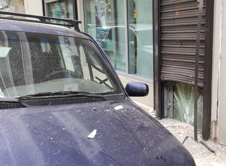 Έκρηξη βόμβας σε τράπεζα στα Πετράλωνα – Εικόνες από το σημείο