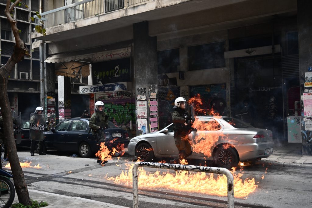 Εξάρχεια: Επίθεση σε δυνάμεις της αστυνομίας