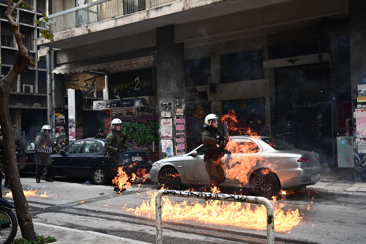 Εξάρχεια: Επίθεση σε δυνάμεις της αστυνομίας