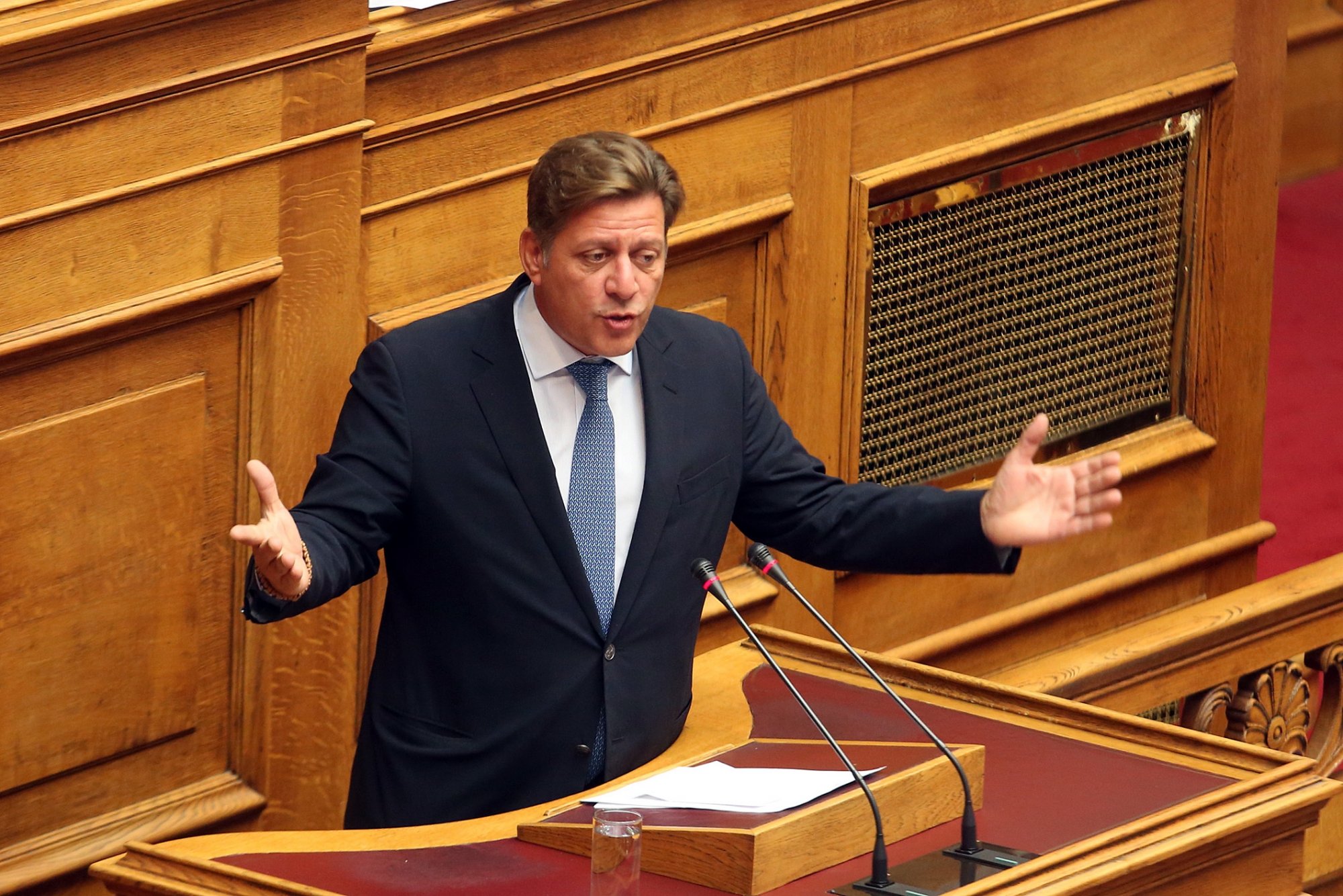 Ο Μιλτιάδης Βαρβιτσιώτης παραδίδει τη βουλευτική έδρα του Ο Μιλτιάδης Βαρβιτσιώτης παραδίδει τη βουλευτική έδρα του