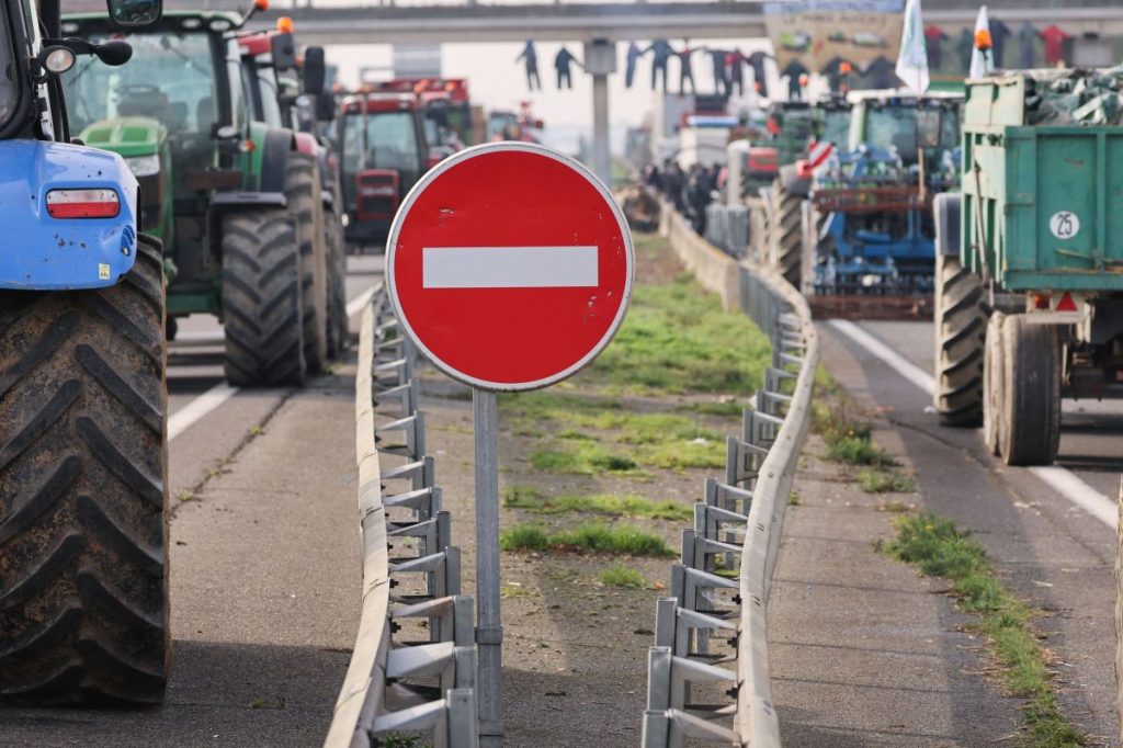 Ο Ατάλ προσπαθεί να κατευνάσει τους αγρότες – Δεν θα αυξήσει τον φόρο στο αγροτικό ντίζελ