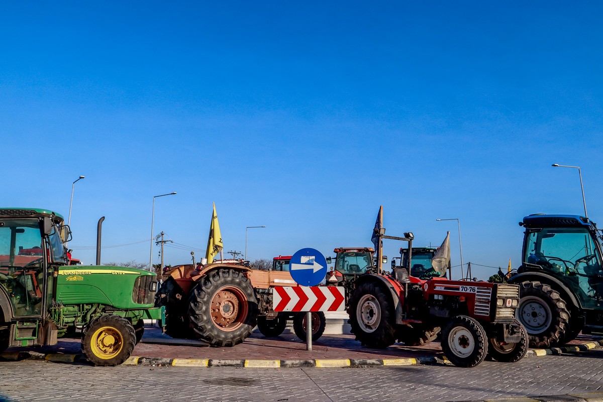 Αγρότες: Ενισχύονται τα μπλόκα σε Θεσσαλία και Μακεδονία