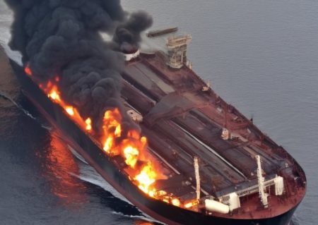 Στις φλόγες παραμένει το βρετανικό δεξαμενόπλοιο που χτύπησαν οι «Χούθι»