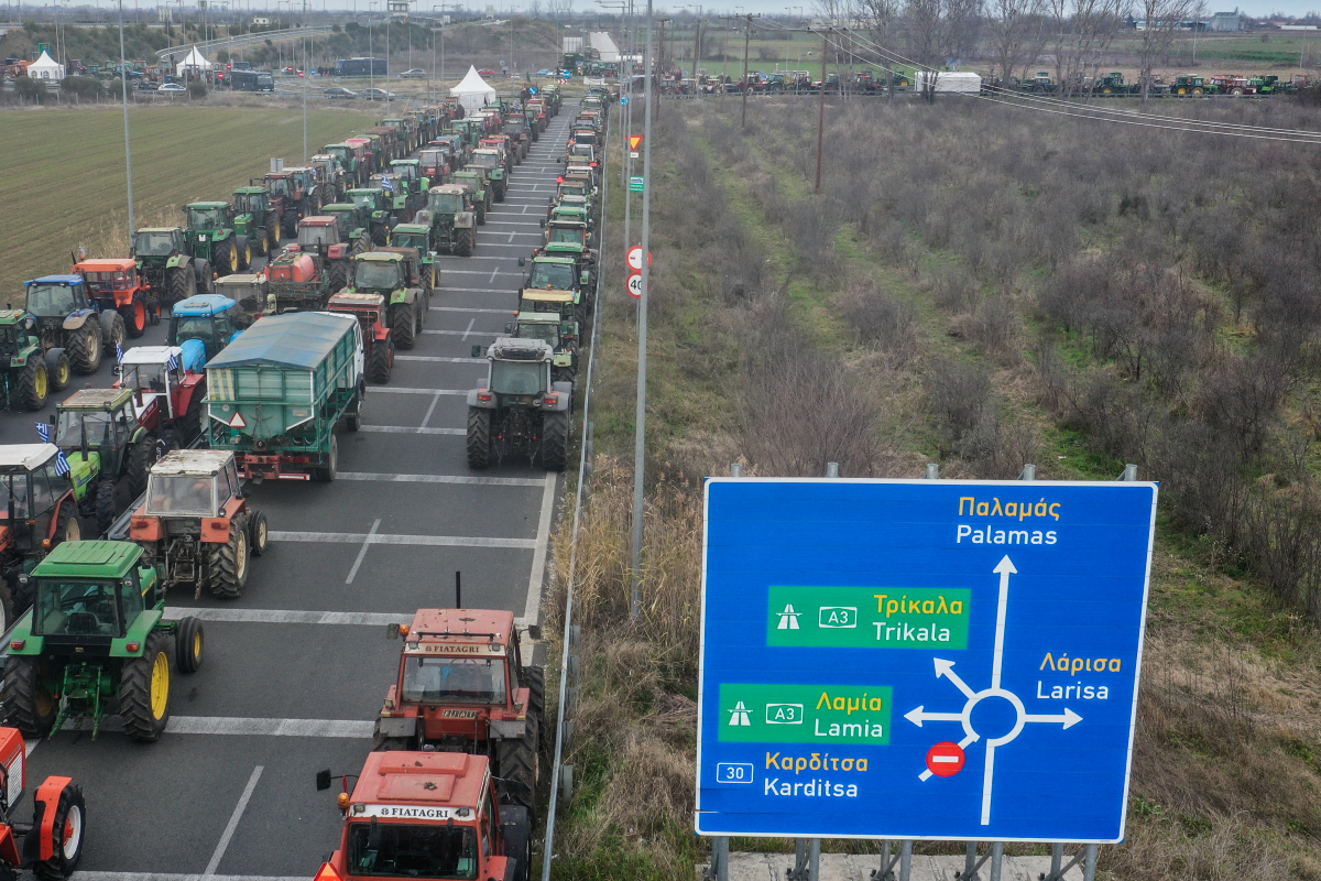 Τρίκαλα: Έκλεισαν τους δρόμους οι αγρότες – «Άμεσες αποζημιώσεις χωρίς όρους»