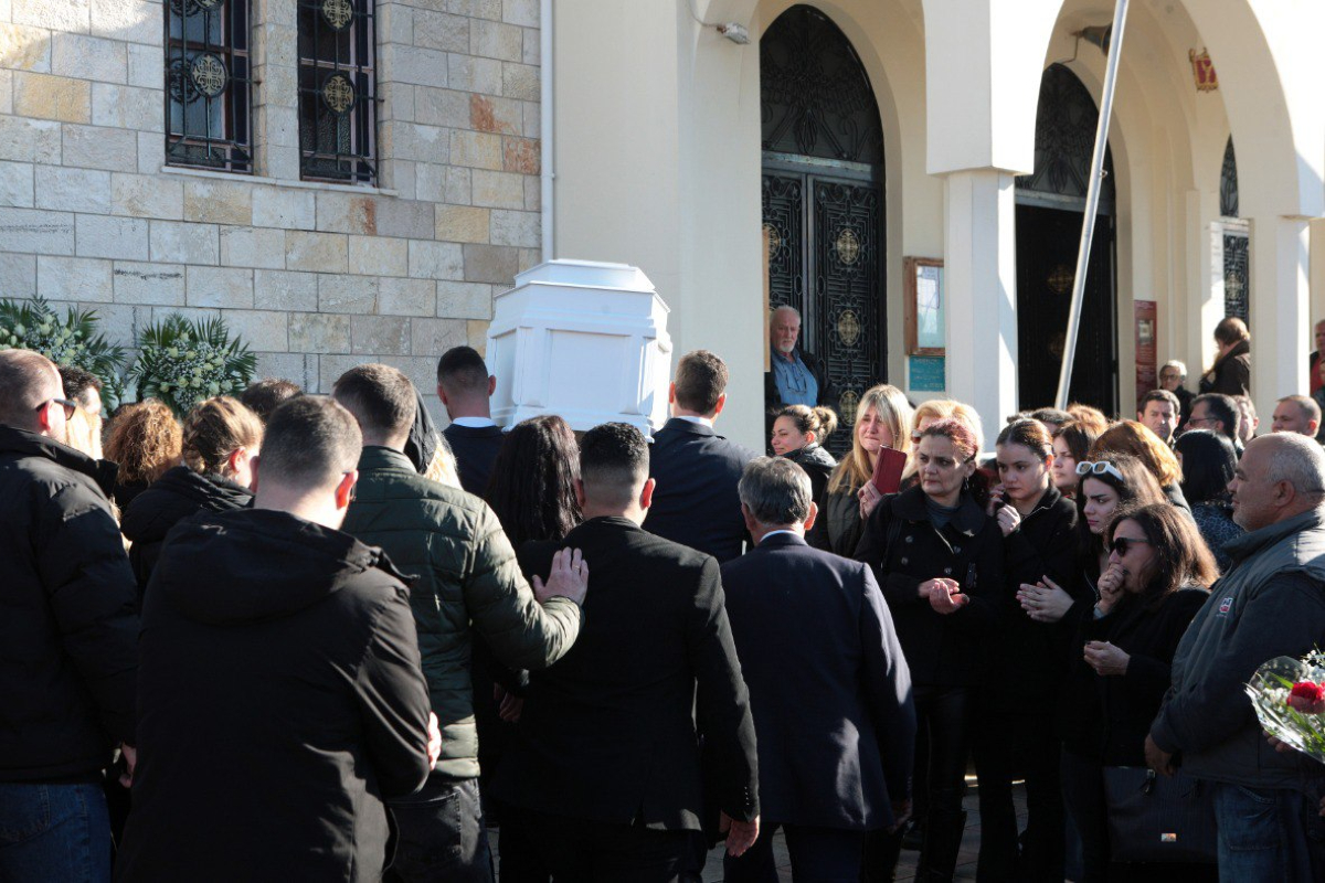 Μεσολόγγι: Σε κλίμα οδύνης η εξόδιος ακολουθία του Μπάμπη